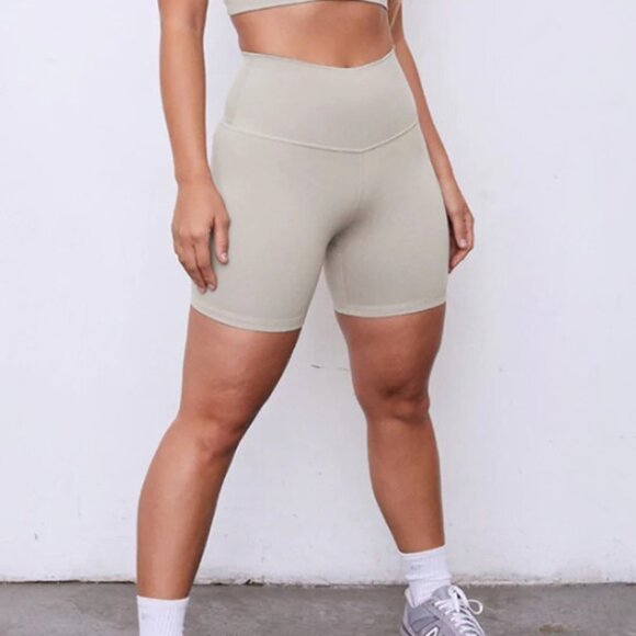 SET ACTIVE 2 PIECE WORKOUT SET - Box Cut Sports Bra and Luxform Shorts in Dune S - Picture 5 of 10